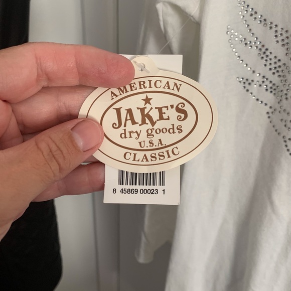 White T shirt with hearts. - Picture 4 of 6